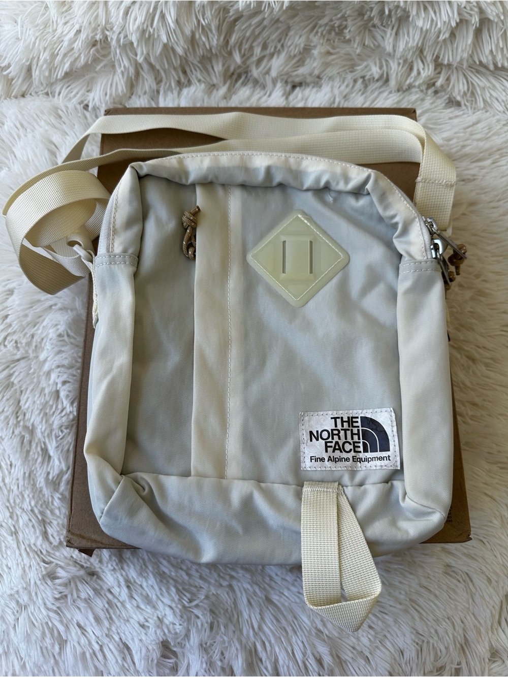 The North Face Berkeley Crossbody Bag Cream Ivory Nylon Adjustable Strap